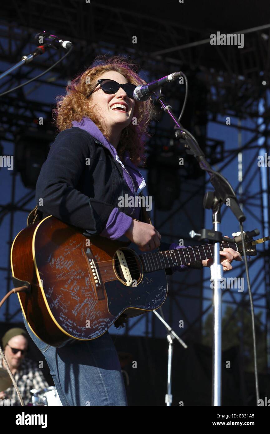 1er Festival de musique de Radio-Canada à Echo Beach comprend : Kathleen Edwards Où : Toronto, Ontario, Canada Quand : 25 mai 2013 Banque D'Images