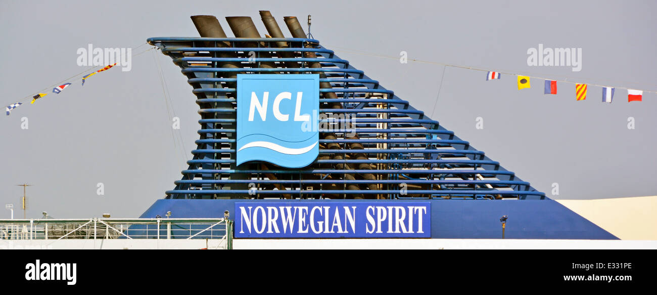 Entonnoir et le logo sur la chemise de Norwegian Cruise Line Norwegian Spirit amarré au terminal de croisière Port de Venise Italie Banque D'Images