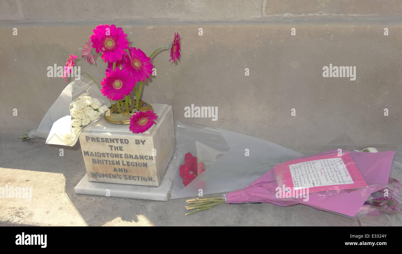 Facebook champ de fleurs - Arrangements floraux et les messages pour assassiné le batteur Lee Rigby dans le cadre d'une campagne sur Facebook 'FIER D'AVOIR SERVI DANS L'ARMÉE BRITANNIQUE" https://www.facebook.com/PTHSITBA avec : Maidstone War Memorial Où : Kent, Royaume-Uni Quand : 27 mai 2013 Banque D'Images