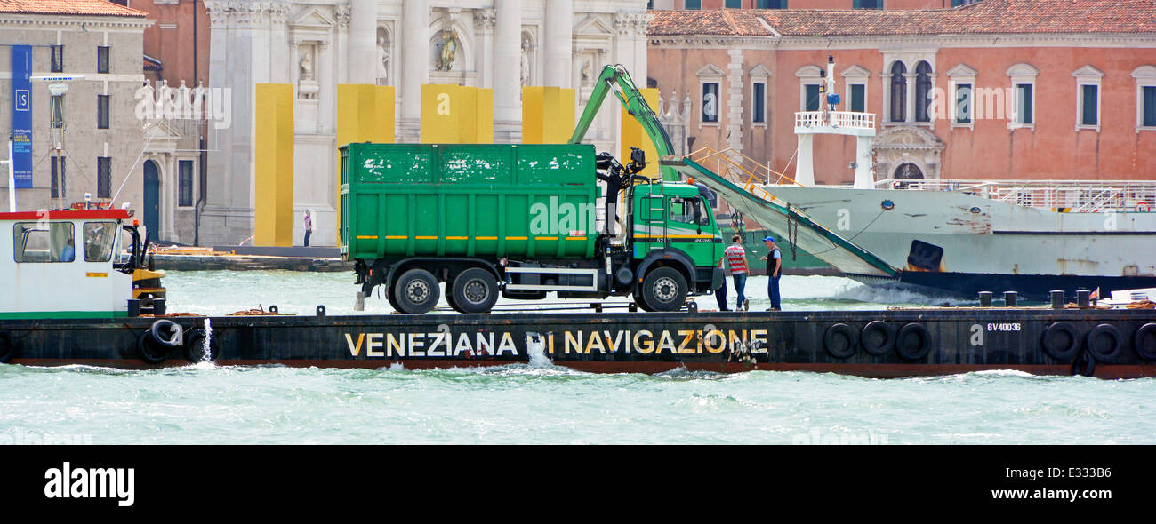 Transport et paysage insolites image deux hommes parlant à côté d'un camion sur une barge naviguant le long du canal Giudecca Venetian Lagoon Venice Italie Banque D'Images