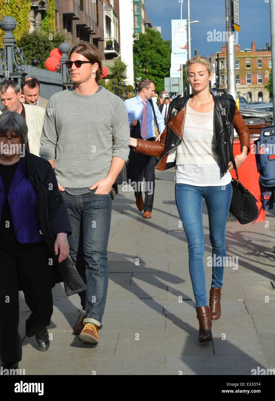 Acteur Josh Hartnett vu marcher sur St Stephens Green avec petite amie Tamsin Egerton qui est en tournage Dublin Cecelia Ahern film 'Love, Rosie' Avec : Josh Hartnett,Tamsin Egerton Où : Dublin, Irlande Quand : 29 mai 2013 Banque D'Images