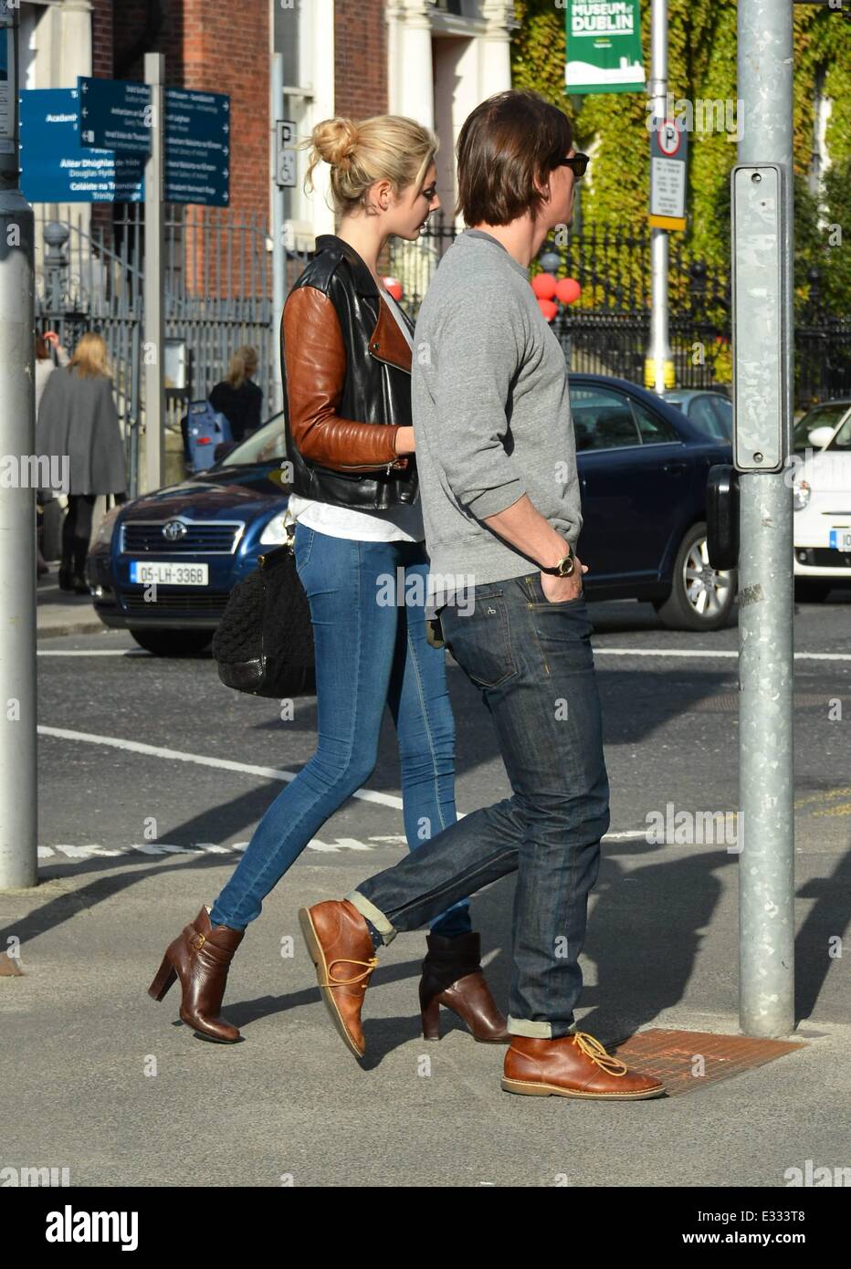 Acteur Josh Hartnett vu marcher sur St Stephens Green avec petite amie Tamsin Egerton qui est en tournage Dublin Cecelia Ahern film 'Love, Rosie' Avec : Josh Hartnett,Tamsin Egerton Où : Dublin, Irlande Quand : 29 mai 2013 Banque D'Images