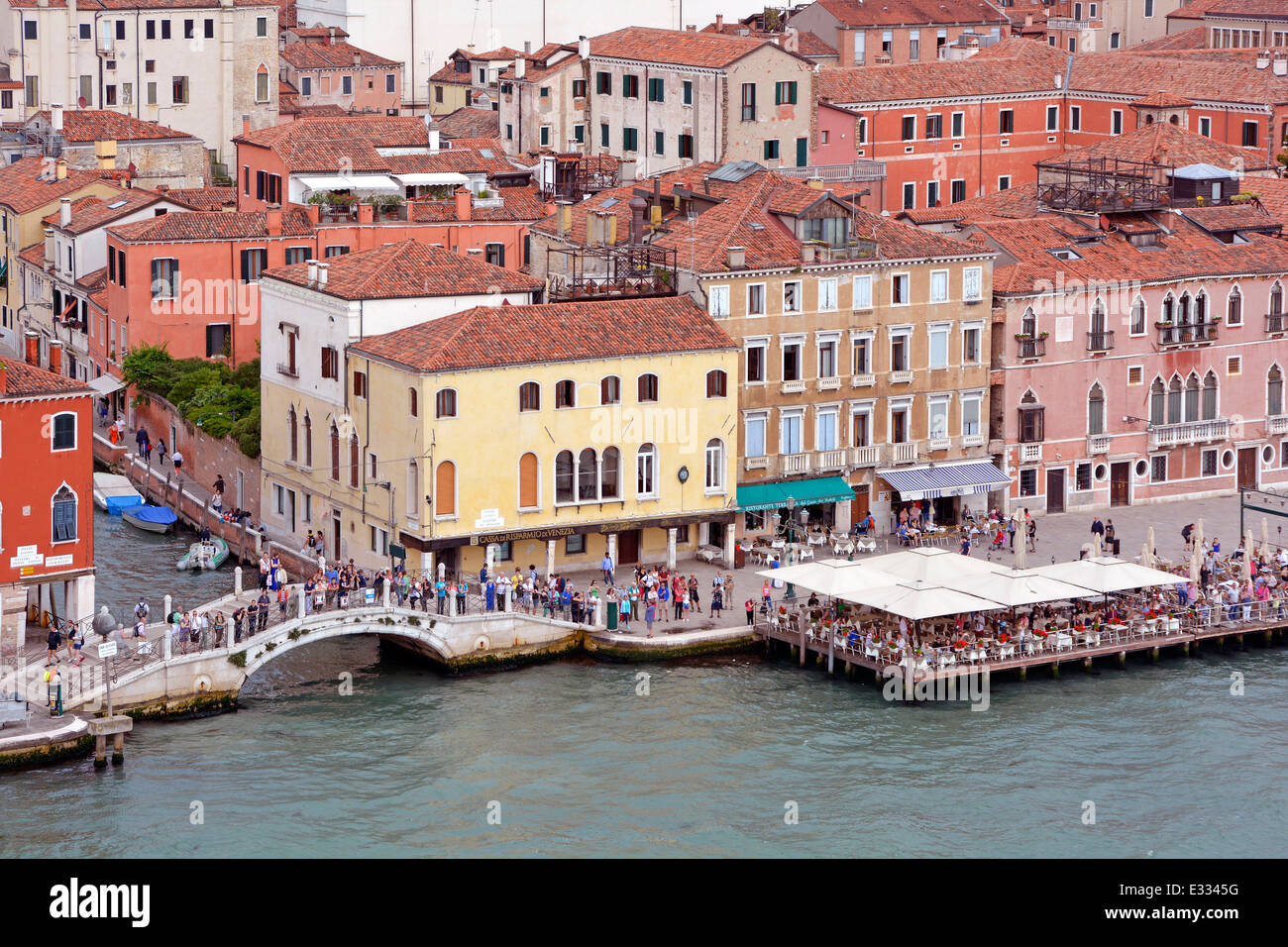 Vue depuis le bateau de croisière au départ de Venise le long du canal Giudecca passant Passerelle sur le canal vénitien et restaurant flottant le long du Ponte Longo Veneto Italie Banque D'Images