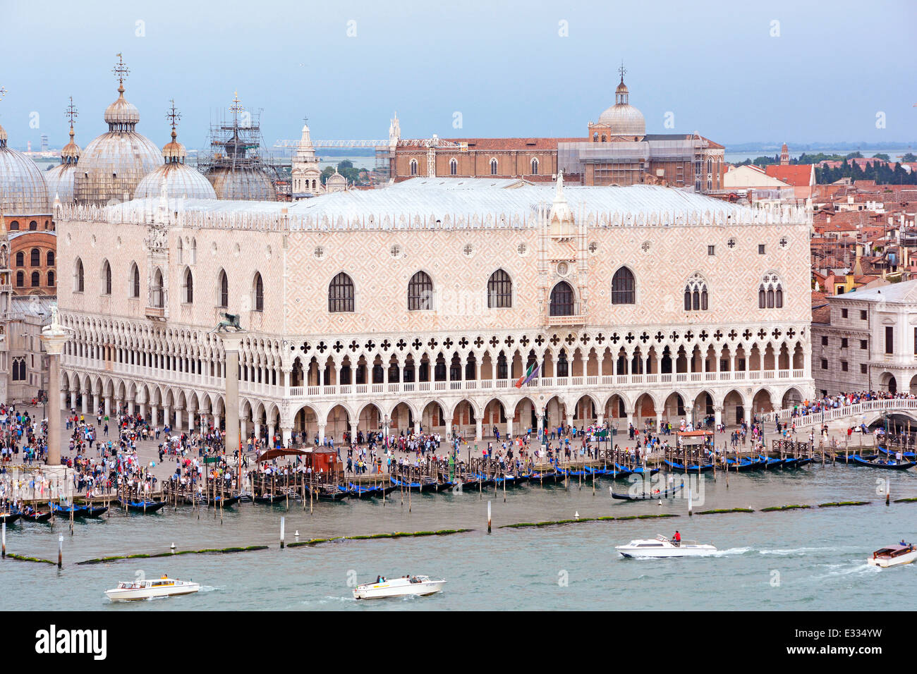 Vue d'un navire de croisière au départ de Venise le long du Canal de la Giudecca en passant le Palais des Doges et la rangée de gondoles le long de la Molo Banque D'Images