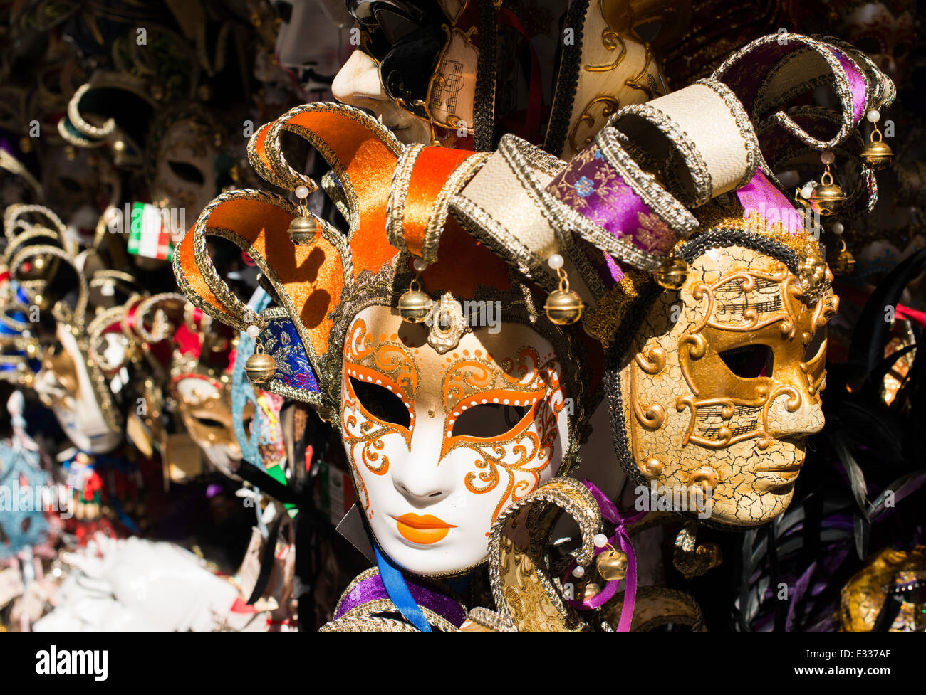 Les masques de carnaval de Venise sur le marché vente Banque D'Images