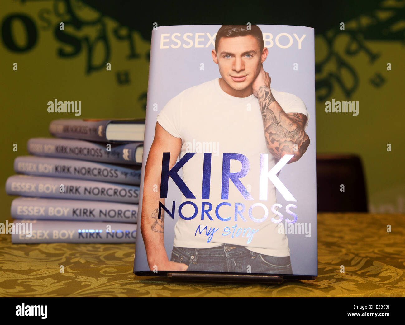 Kirk Norcross signature des copies de son nouveau livre 'Essex Boy : Mon Histoire à motifs avec : Kirk Norcross Où : Belfast, Irlande du Nord Quand : 01 Juin 2013 Banque D'Images