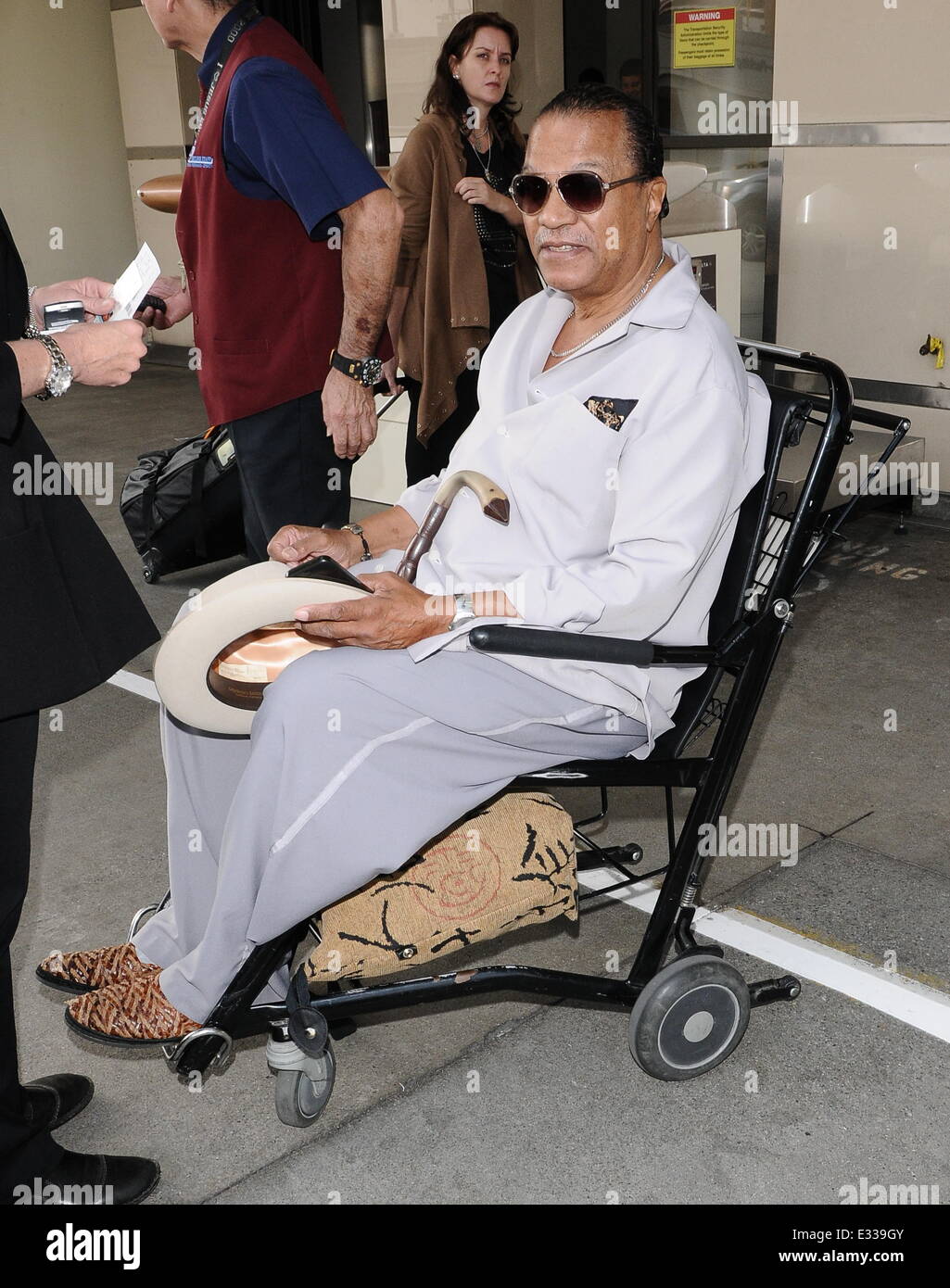 80's movie star Billy Dee Williams fait par l'aéroport de LAX à roues dans une chaise roulante assistant pour un vol au départ de : Billy Dee Williams Où : Los Angeles, CA, United States Quand : 31 mai 2013 Banque D'Images