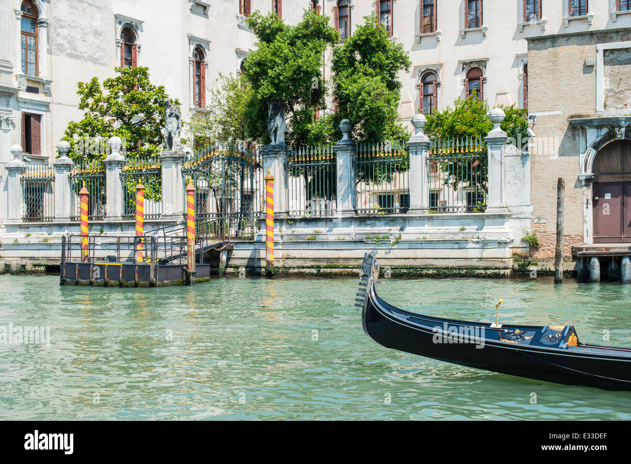 Bâtiments anciens et de bateaux dans le canal de Venise. Banque D'Images