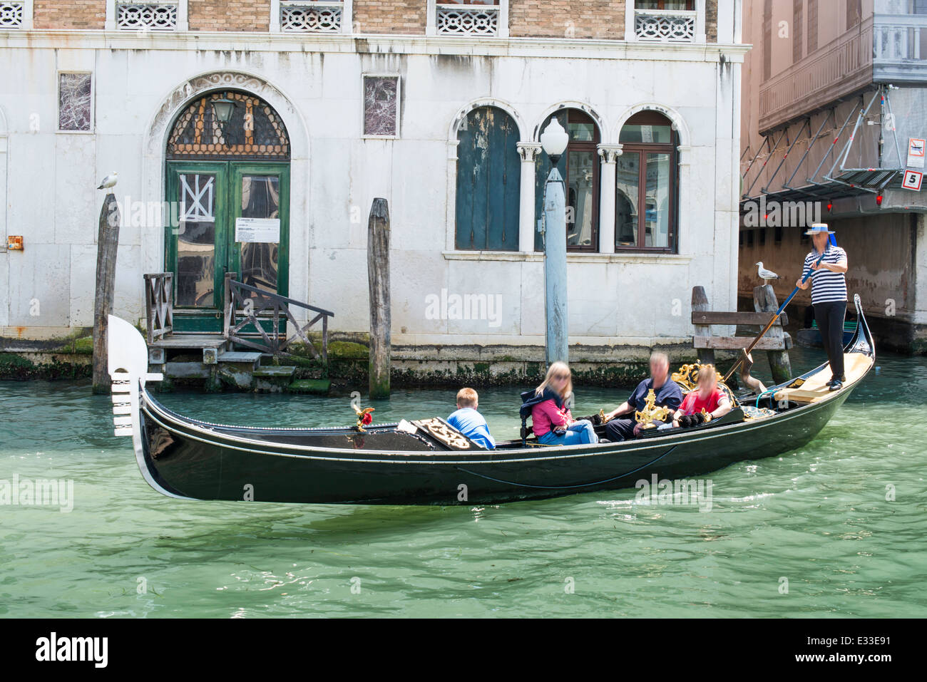 Gondoles à Venise en bateau antique. Gondolier sur noir gondola Banque D'Images