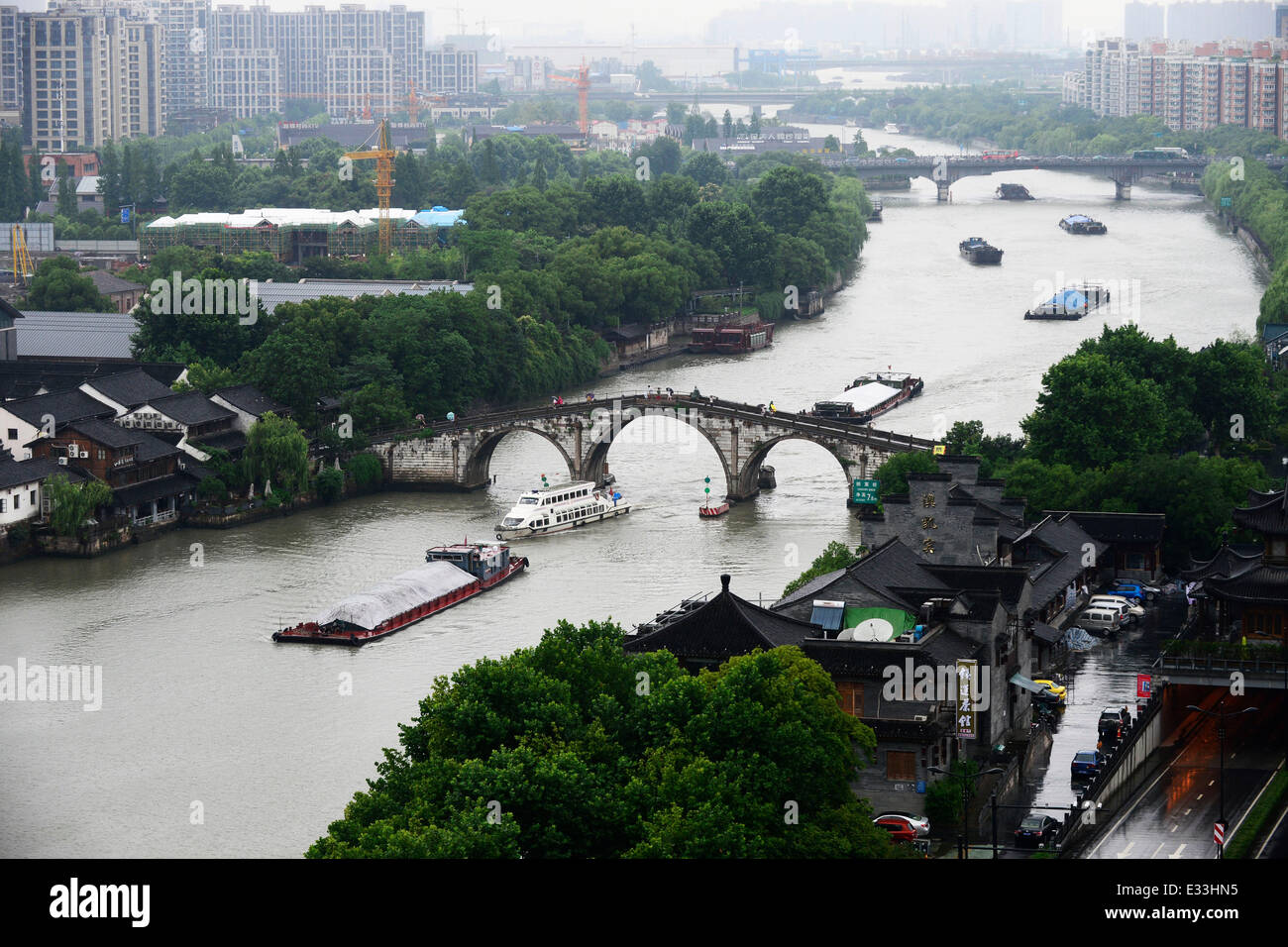 (140622) -- HANGZHOU, 22 juin 2014 (Xinhua) -- Photo prise le 21 juin 2014 montre une vue générale de Gongchen Pont sur le Grand Canal de Chine, à Hangzhou, Zhejiang Province de Chine orientale. Le Grand Canal de Chine, la plus longue voie navigable artificielle dans le monde, a été inscrit sur la liste du patrimoine mondial le 22 juin 2014. Le Grand Canal avec une histoire de plus de 2 400 ans a été reconnu par le Comité du patrimoine mondial qui a tenu sa 38e session dans la capitale du Qatar. Les 1 794 km de canal cours de Beijing à Hangzhou en Chine de l'est de la province de Zhejiang. (Xinhua/Li Zhong) (WF) Banque D'Images