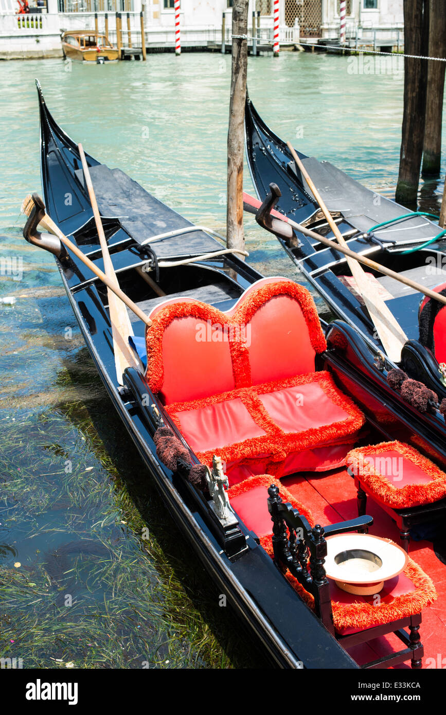 Gondoles à Venise en bateau antique. La couleur Couleurs d'intérieur rouge gondole Banque D'Images
