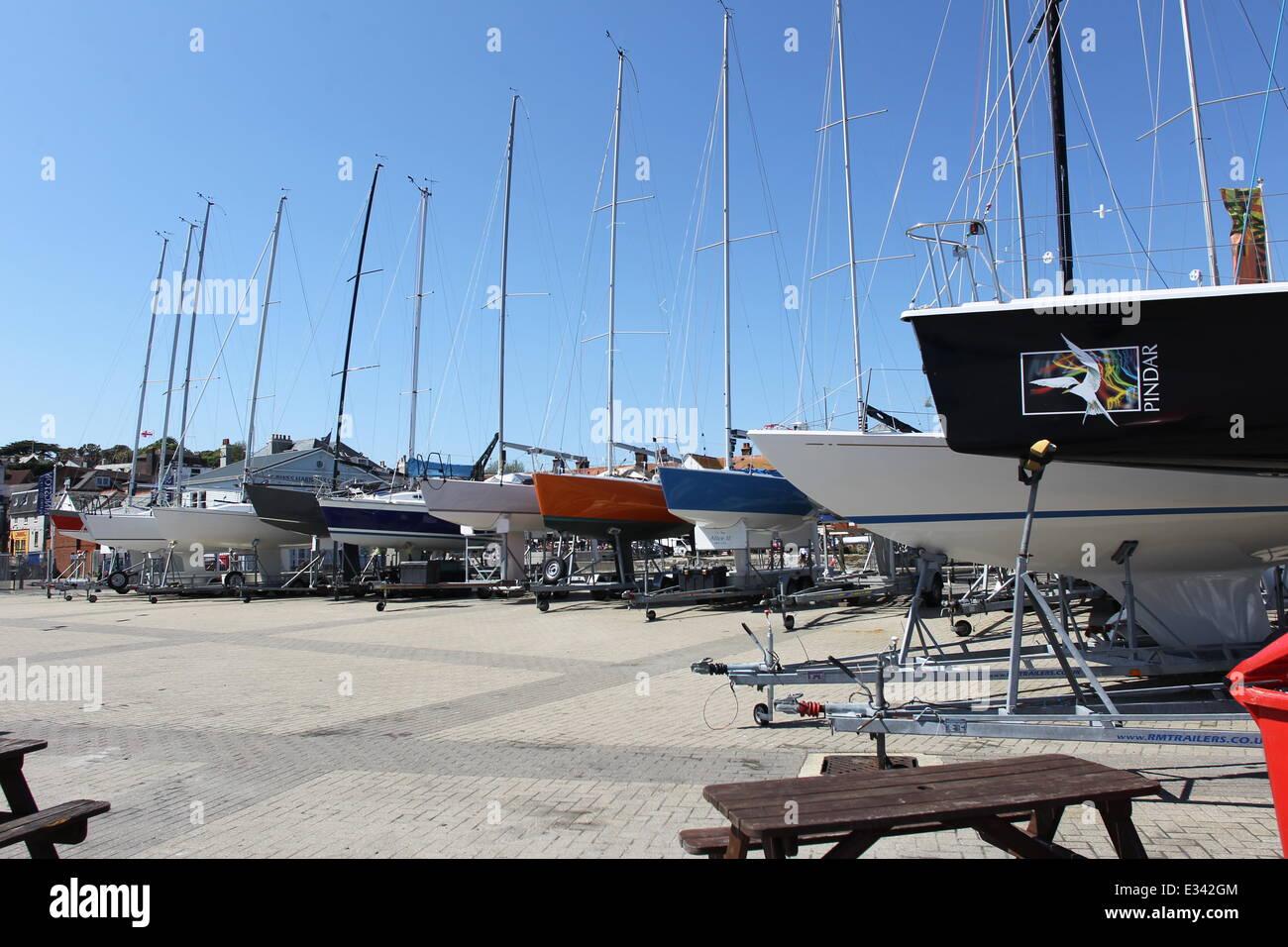 Cowes Yacht Haven entre les grandes races. Les yachts sont hors de l'eau maintenue et Cowes semble détendu. En vedette : Cowes Yacht Haven Où : London, Royaume-Uni Quand : 10 Juin 2013 Banque D'Images