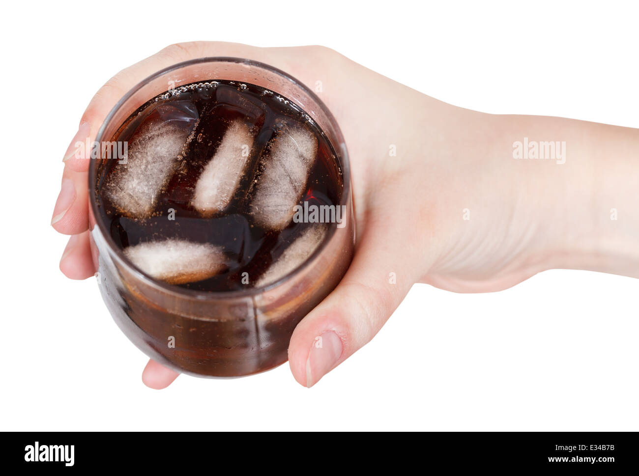 Vue du dessus de main tenant cola avec de la glace en verre isolé sur fond blanc Banque D'Images