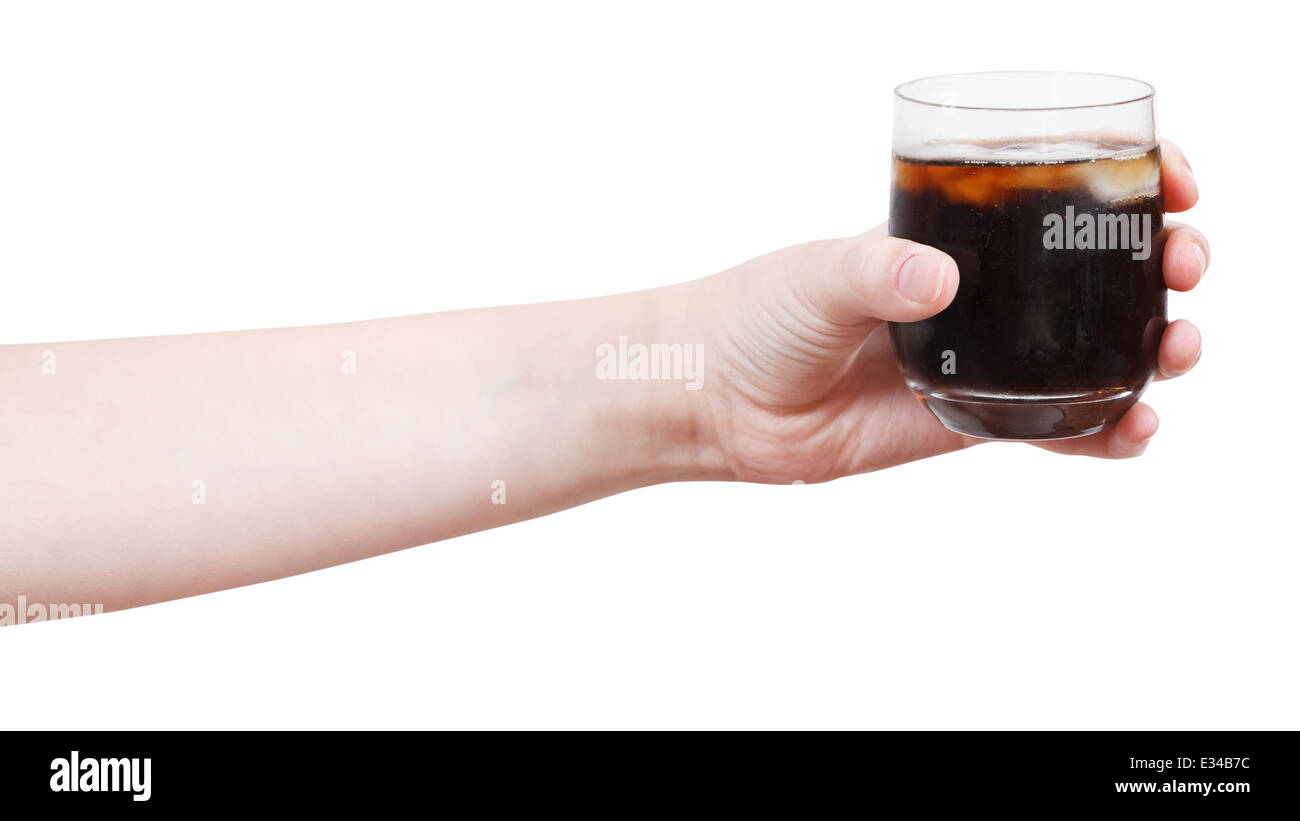 Mains courantes soft drink avec de la glace en verre isolé sur fond blanc Banque D'Images