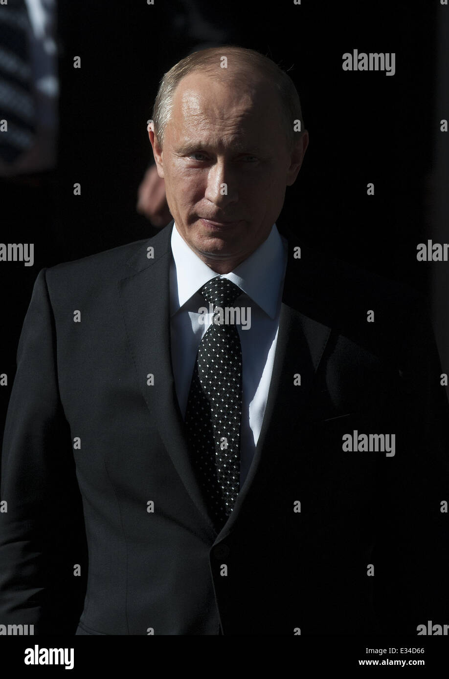 Le président russe Vladimir Poutine laisse 10 Downing Street après sa rencontre avec le premier ministre David Cameron En vedette : Président Banque D'Images