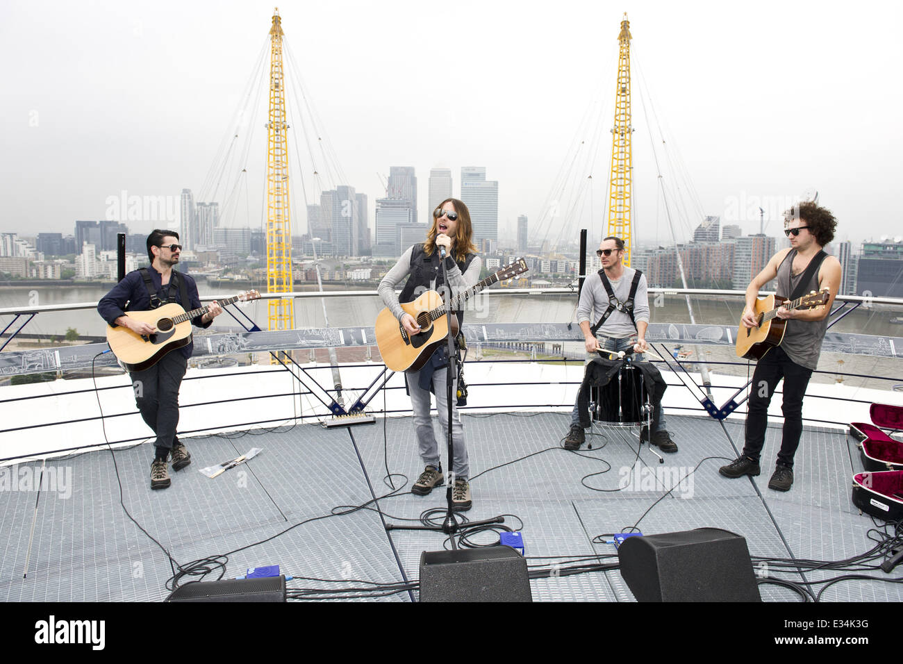 Le groupe de Jared Leto Thirty Seconds to Mars effectuer un set acoustique sur le toit de l'O2 pour célébrer 'jusqu'à l'O2'- l'O2 d'expérience de la marche sur le toit - premier anniversaire. Ils sont le premier groupe à jouer sur le toit depuis 2010 quand Bon Jovi effectuée sur l'iconi Banque D'Images