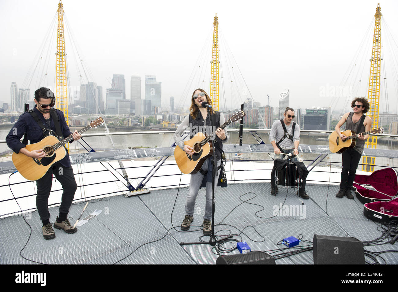 Le groupe de Jared Leto Thirty Seconds to Mars effectuer un set acoustique sur le toit de l'O2 pour célébrer 'jusqu'à l'O2'- l'O2 d'expérience de la marche sur le toit - premier anniversaire. Ils sont le premier groupe à jouer sur le toit depuis 2010 quand Bon Jovi effectuée sur l'iconi Banque D'Images