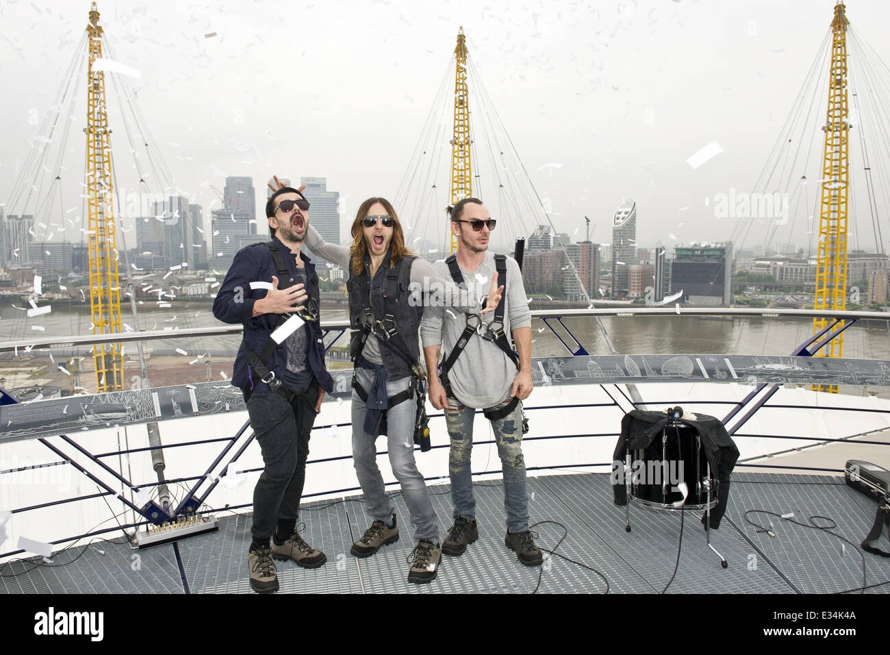 Le groupe de Jared Leto Thirty Seconds to Mars effectuer un set acoustique sur le toit de l'O2 pour célébrer 'jusqu'à l'O2'- l'O2 d'expérience de la marche sur le toit - premier anniversaire. Ils sont le premier groupe à jouer sur le toit depuis 2010 quand Bon Jovi effectuée sur l'iconi Banque D'Images
