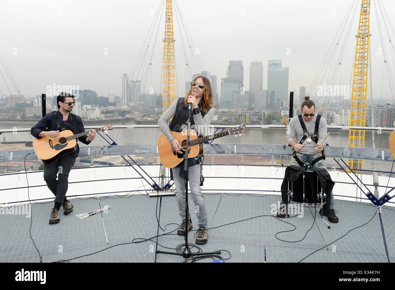 Le groupe de Jared Leto Thirty Seconds to Mars effectuer un set acoustique sur le toit de l'O2 pour célébrer 'jusqu'à l'O2'- l'O2 d'expérience de la marche sur le toit - premier anniversaire. Ils sont le premier groupe à jouer sur le toit depuis 2010 quand Bon Jovi effectuée sur l'iconi Banque D'Images