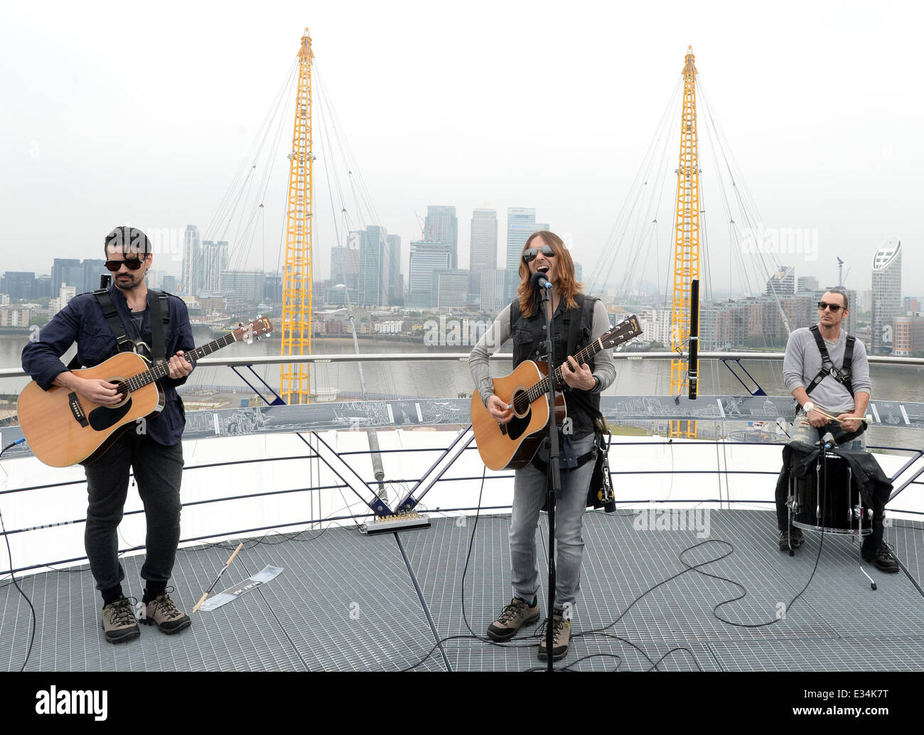 Le groupe de Jared Leto Thirty Seconds to Mars effectuer un set acoustique sur le toit de l'O2 pour célébrer 'jusqu'à l'O2'- l'O2 d'expérience de la marche sur le toit - premier anniversaire. Ils sont le premier groupe à jouer sur le toit depuis 2010 quand Bon Jovi effectuée sur l'iconi Banque D'Images
