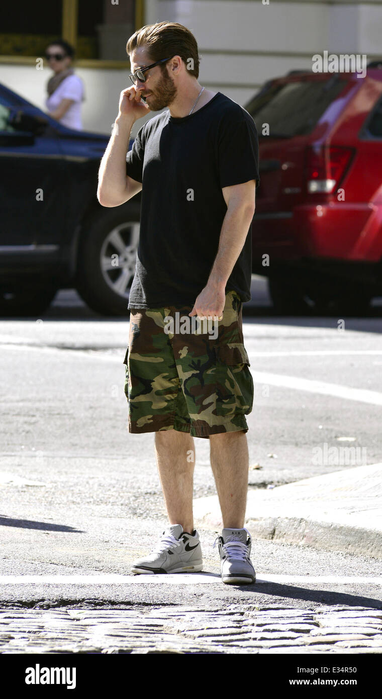 Jake Gyllenhaal sur son téléphone cellulaire pendant qu'il marche sur à Tribeca avec : Jake Gyllenhaal Où : New York, NY, United States Quand : 19 Juin 2013 Banque D'Images