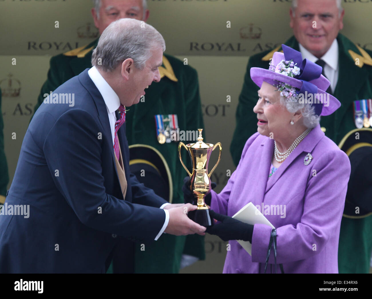 La reine Elizabeth II reçoit la coupe d'or au Royal Ascot. La Reine l'estimer a revendiqué la victoire et c'est la première fois dans la course 207 ans d'histoire qu'il a été gagné par un monarque régnant. En vedette : la reine Elizabeth II Où : Ascot, Royaume-Uni Quand : 20 Juin 2013 Banque D'Images