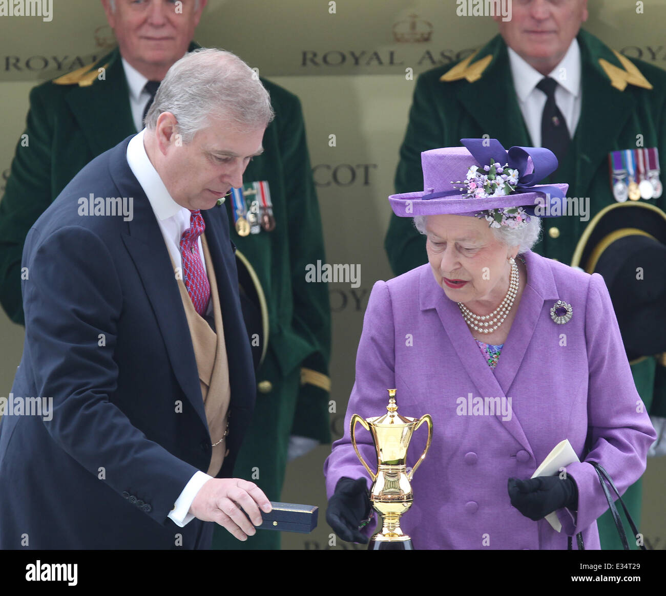 La reine Elizabeth II reçoit la coupe d'or de Prince Andrew au Royal Ascot. La Reine l'estimer a remporté la victoire et il est Banque D'Images