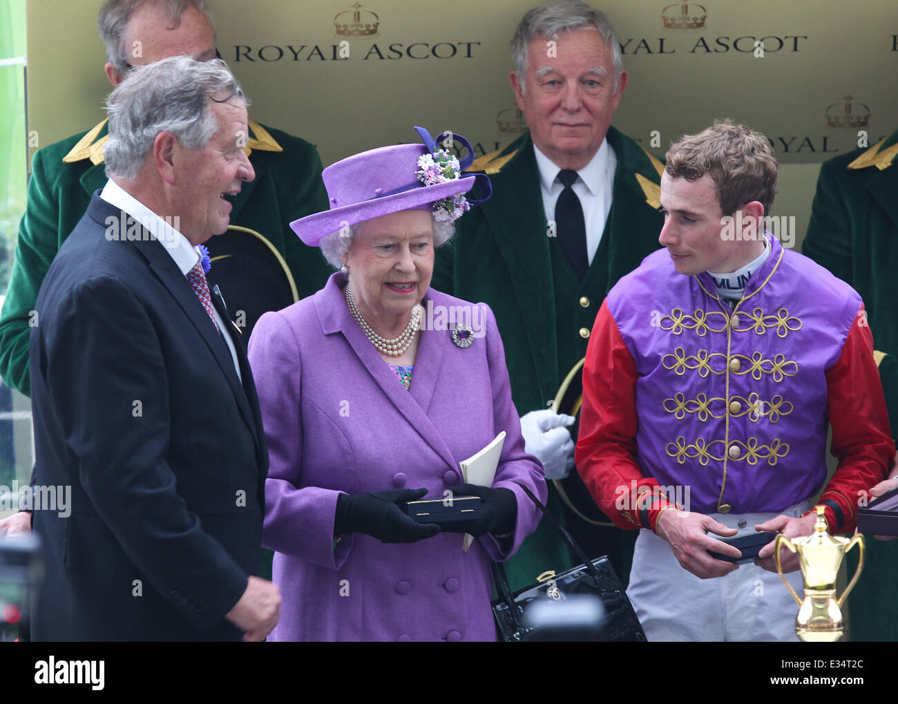 La reine Elizabeth II reçoit la coupe d'or de Prince Andrew au Royal Ascot. La Reine l'estimer a remporté la victoire et il est Banque D'Images