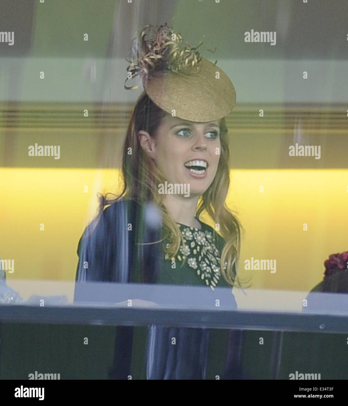 La reine Elizabeth II avec Princesse Béatrice et la Princesse Eugénie, célébrer remportant la Coupe d'or au Royal Ascot. La Reine l'estimer a revendiqué la victoire et c'est la première fois dans la course 207 ans d'histoire qu'il a été gagné par un monarque régnant. En vedette : Princesse Béatrice Où : Ascot, Royaume-Uni Quand : 20 Juin 2013 Banque D'Images