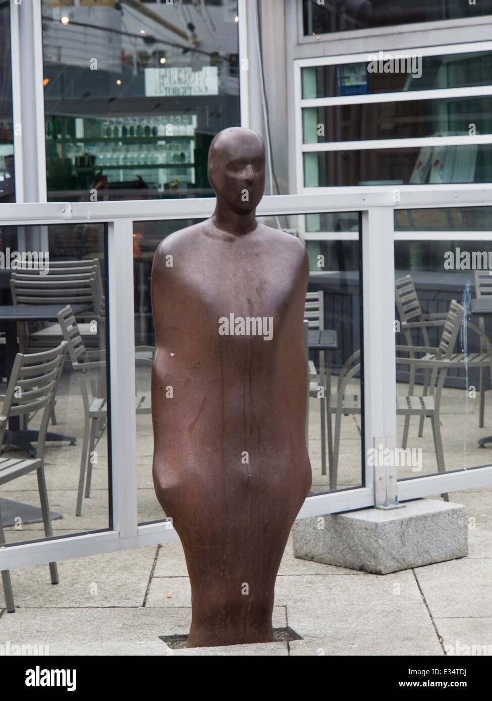 L'homme de fer sculpture, partie de la colonne en cas d'installation d'art à Stavanger en Norvège par le sculpteur britannique Antony Gormley Banque D'Images