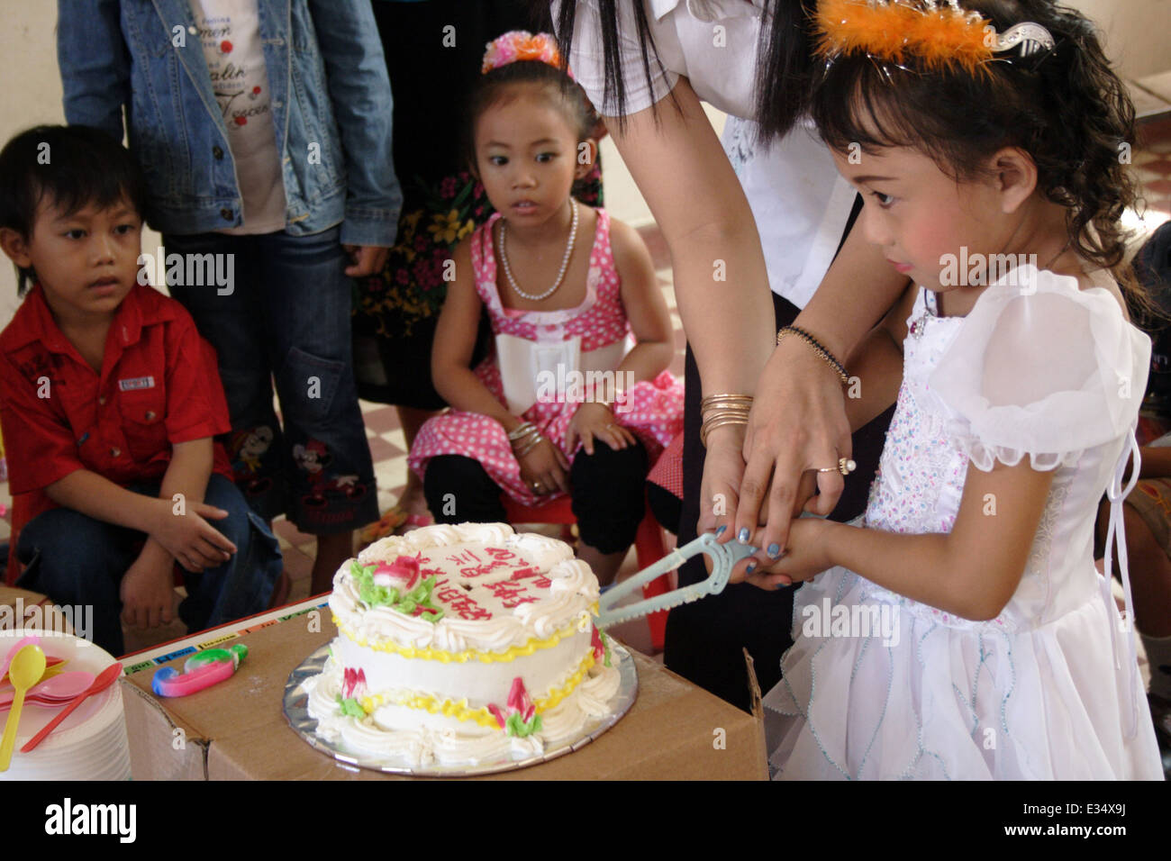 Un Enseignant Est D Aider Un Enfant De 6 Ans Fille Asiatique Couper Son Gateau D Anniversaire A L Ecole D Angkor A Kampong Cham Au Cambodge Photo Stock Alamy