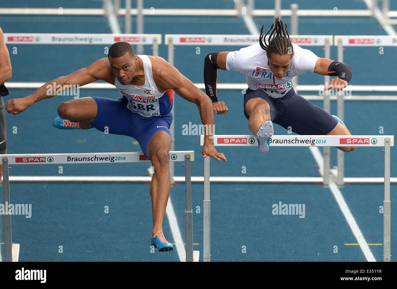 Braunschweig, Allemagne. 22 Juin, 2014. British William Sharman (L) et le Français Pascal Martinot-Lagarde durant la course de haies de 110 mètres à l'Europe d'athlétisme Championnats d'équipe dans l'Eintracht stadion à Braunschweig, Allemagne, 22 juin 2014. Photo : Peter Steffen/dpa/Alamy Live News Banque D'Images