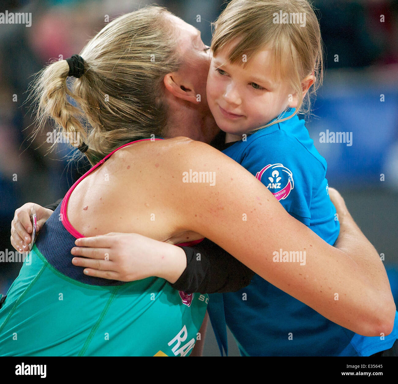 Melbourne, Victoria, Australie. 22 Juin, 2014. De la COX de cathétérisme Melbourne Vixens épouse une petite fille après avoir été présente son grand gagnant la médaille finale pendant le match entre le Melbourne Vixens et QUEENSLAND Firebirds au cours de l'ANZ Championship 2014 Grande Finale de Netball à Hisense Arena. Crédit : Tom Griffiths/ZUMA/ZUMAPRESS.com/Alamy fil Live News Banque D'Images