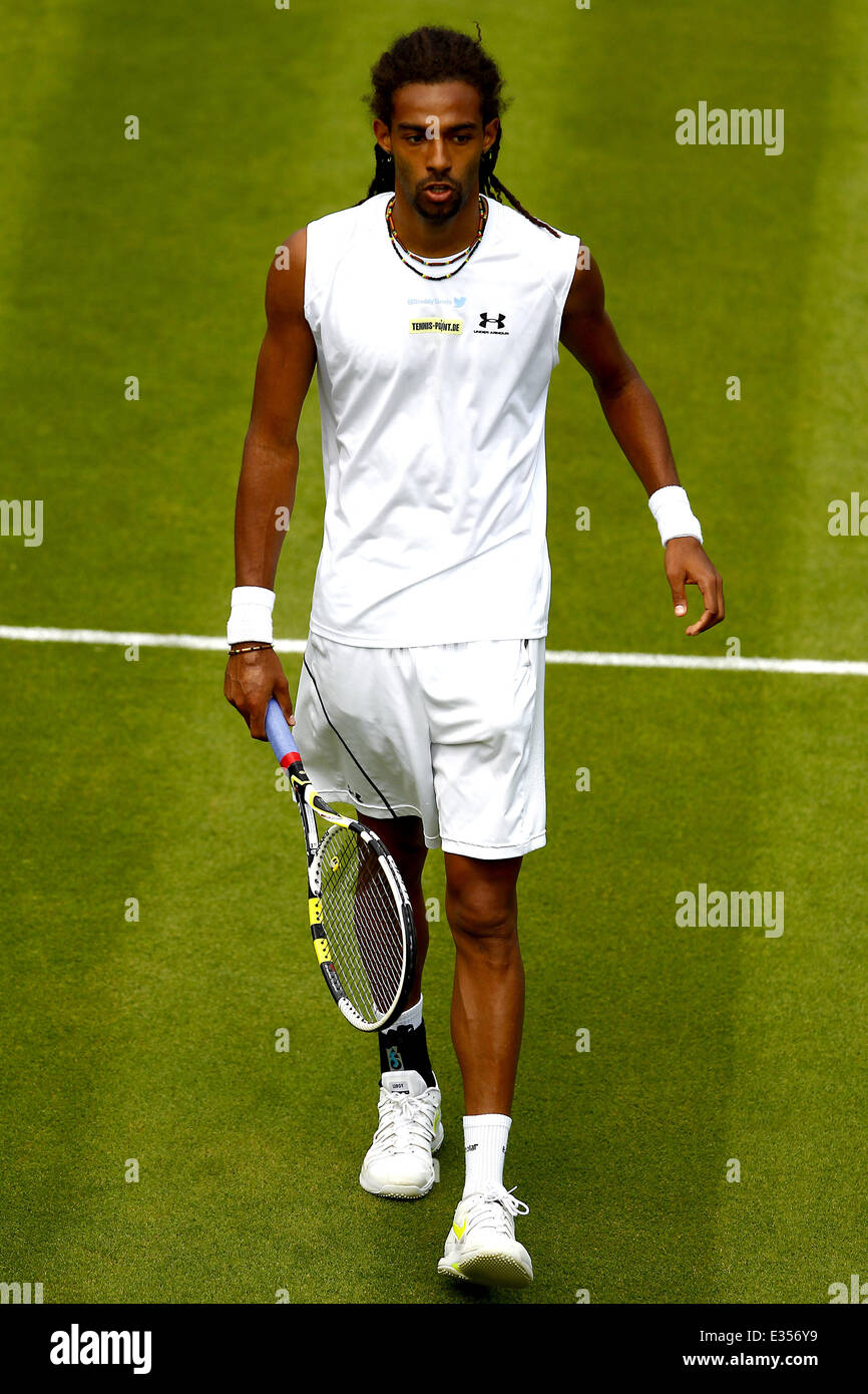 Championnat de Tennis de Wimbledon 2013 - Jour 3 - Dustin Brown (GER) v Lleyton Hewitt (AUS) 6-4 6-4 6-7(3) 6-2 avec : Dustin Brown Où : London, Royaume-Uni Quand : 26 Juin 2013 Banque D'Images