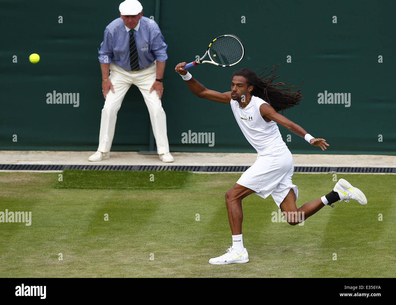 Championnat de Tennis de Wimbledon 2013 - Jour 3 - Dustin Brown (GER) v Lleyton Hewitt (AUS) 6-4 6-4 6-7(3) 6-2 avec : Dustin Br Banque D'Images
