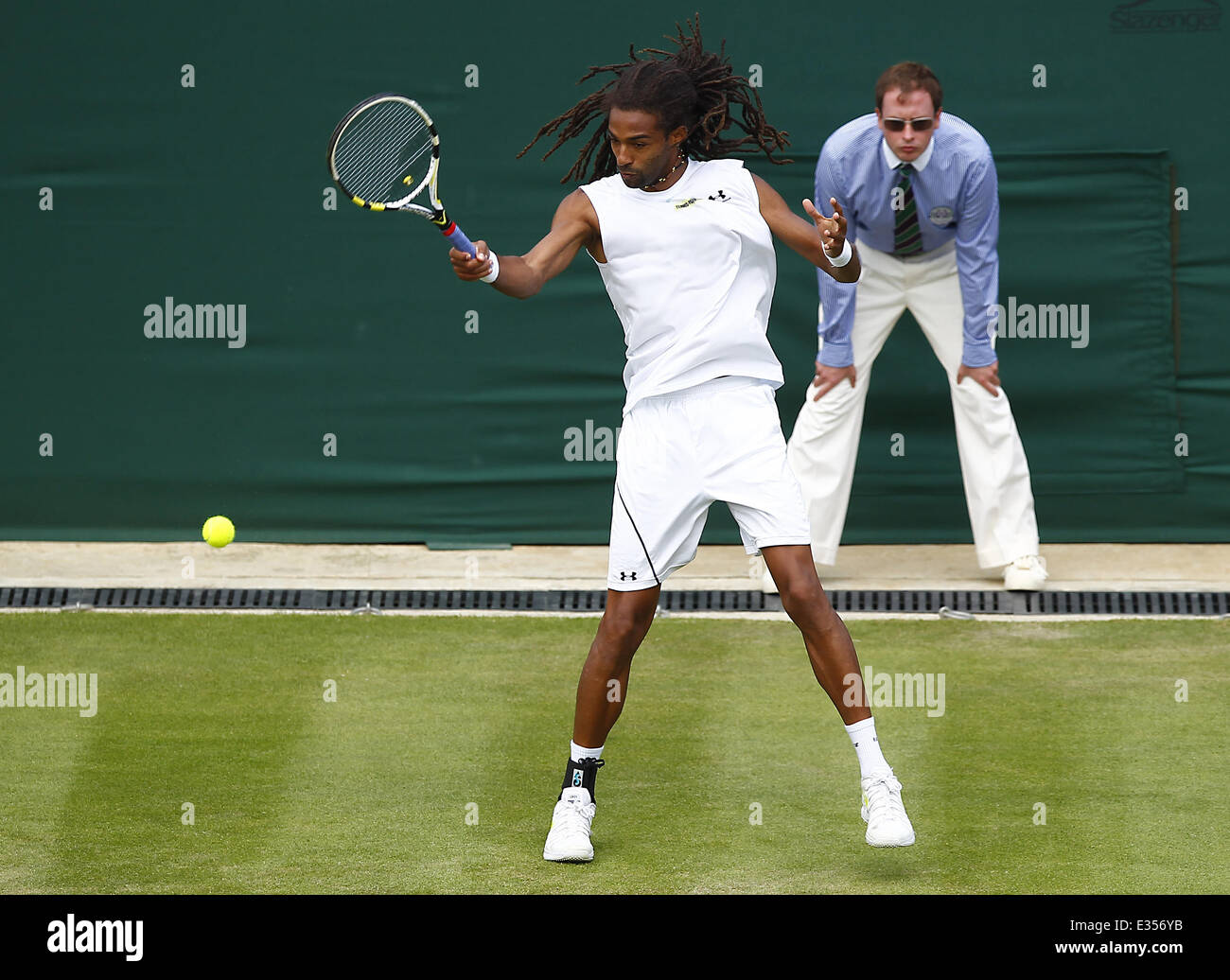 Championnat de Tennis de Wimbledon 2013 - Jour 3 - Dustin Brown (GER) v Lleyton Hewitt (AUS) 6-4 6-4 6-7(3) 6-2 avec : Dustin Brown Où : London, Royaume-Uni Quand : 26 Juin 2013 Banque D'Images