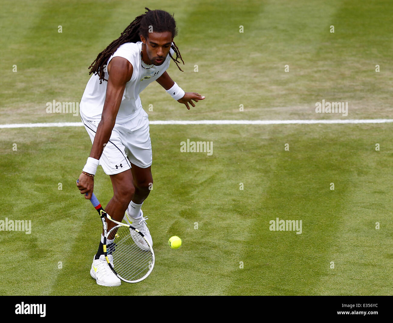Championnat de Tennis de Wimbledon 2013 - Jour 3 - Dustin Brown (GER) v Lleyton Hewitt (AUS) 6-4 6-4 6-7(3) 6-2 avec : Dustin Br Banque D'Images
