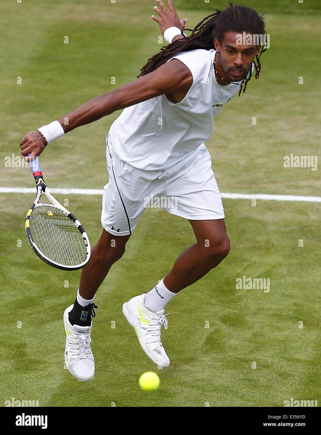 Championnat de Tennis de Wimbledon 2013 - Jour 3 - Dustin Brown (GER) v Lleyton Hewitt (AUS) 6-4 6-4 6-7(3) 6-2 avec : Dustin Br Banque D'Images