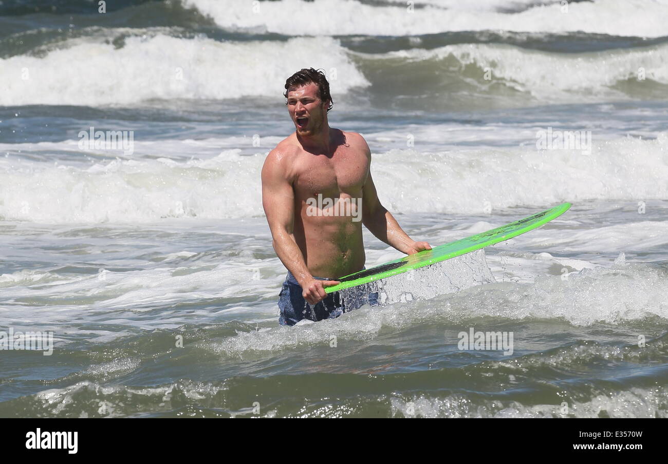 Baby Daddy star Derek Theler prend de l'eau à Malibu pour son matin surfez avec : Derek Theler Où : Los Angeles, CA, United States Quand : 26 Juin 2013 Banque D'Images