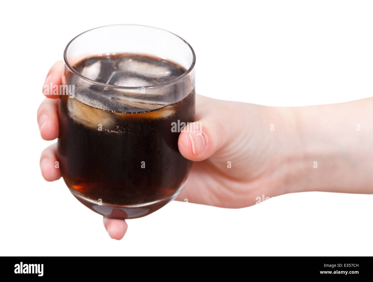 Main tenant cola avec de la glace en verre isolé sur fond blanc Banque D'Images