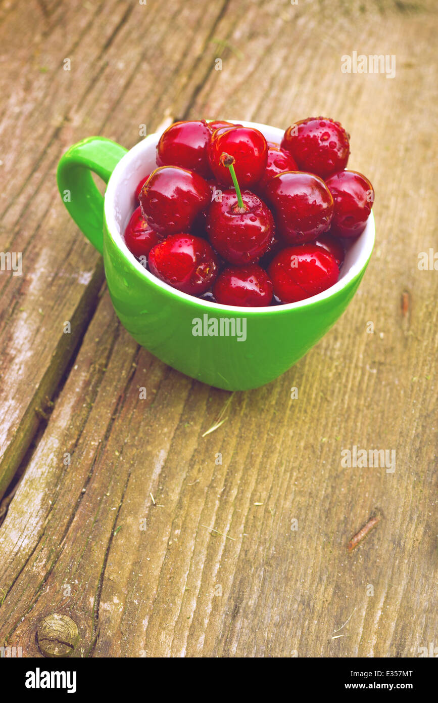 Sweet Cherry dans un bol sur la table. Fruits mûrs, également connu sous le nom de cerise sauvage, bird cherry ou gean. Banque D'Images