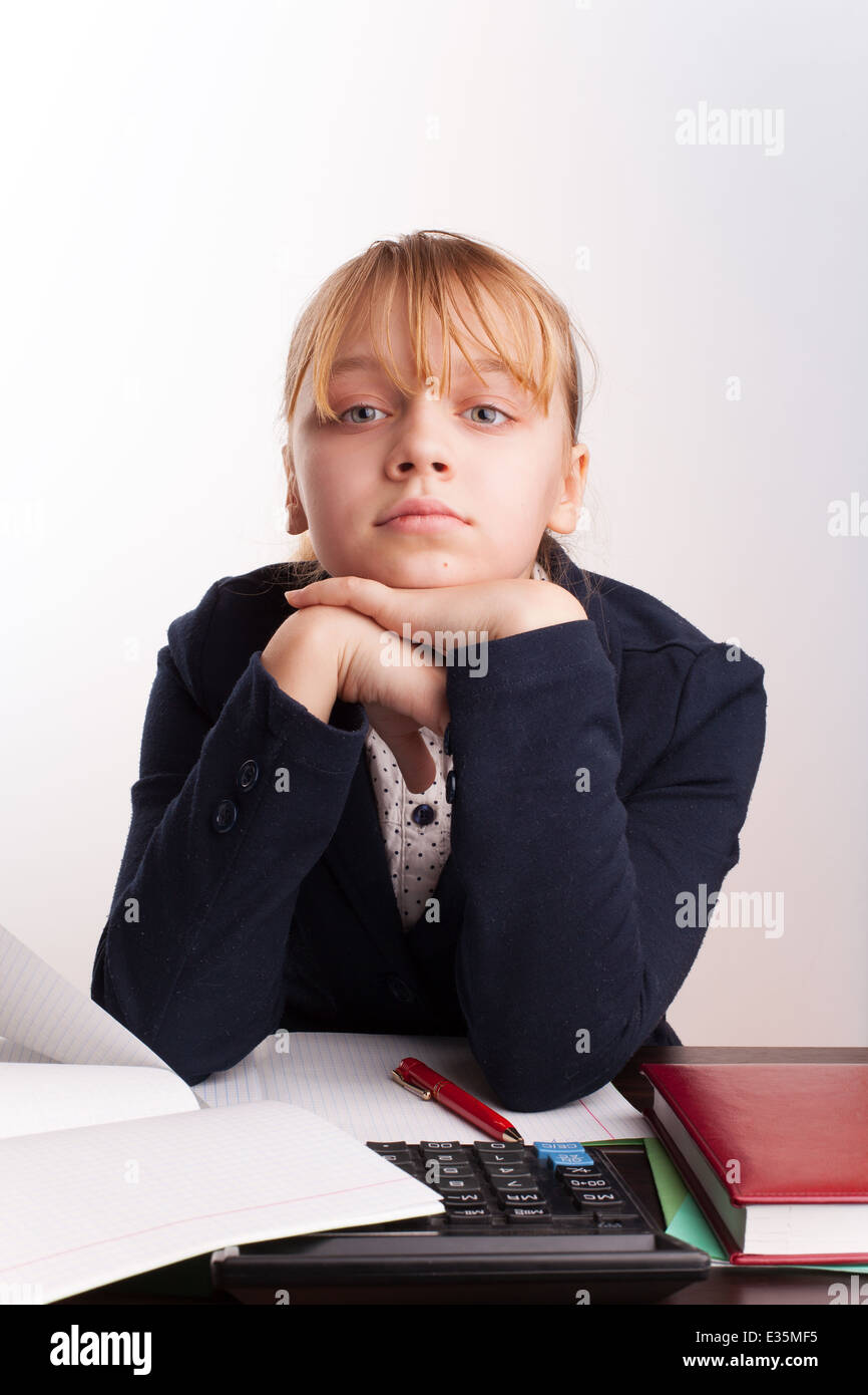 Portrait of blond Caucasian girl sitting dans l'école Banque D'Images