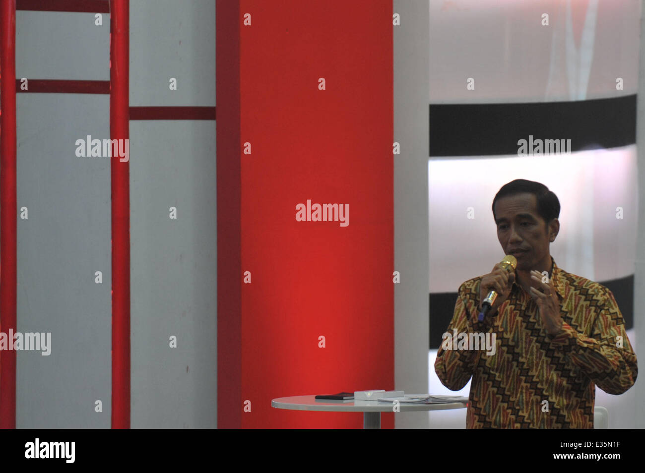 Jakarta, Indonésie. 22 Juin, 2014. Le candidat présidentiel indonésien Joko Widodo assiste à la troisième débat présidentiel avec l'accent sur la politique interne et de la sécurité nationale à Jakarta, Indonésie, le 22 juin 2014. La Commission électorale générale tiendra cinq Prabowo Subianto et débats entre Joko Widodo et leur exécution s'accouple avant de sondages électoraux le 9 juillet . Ti'Kuncahya Crédit : B./Xinhua/Alamy Live News Banque D'Images