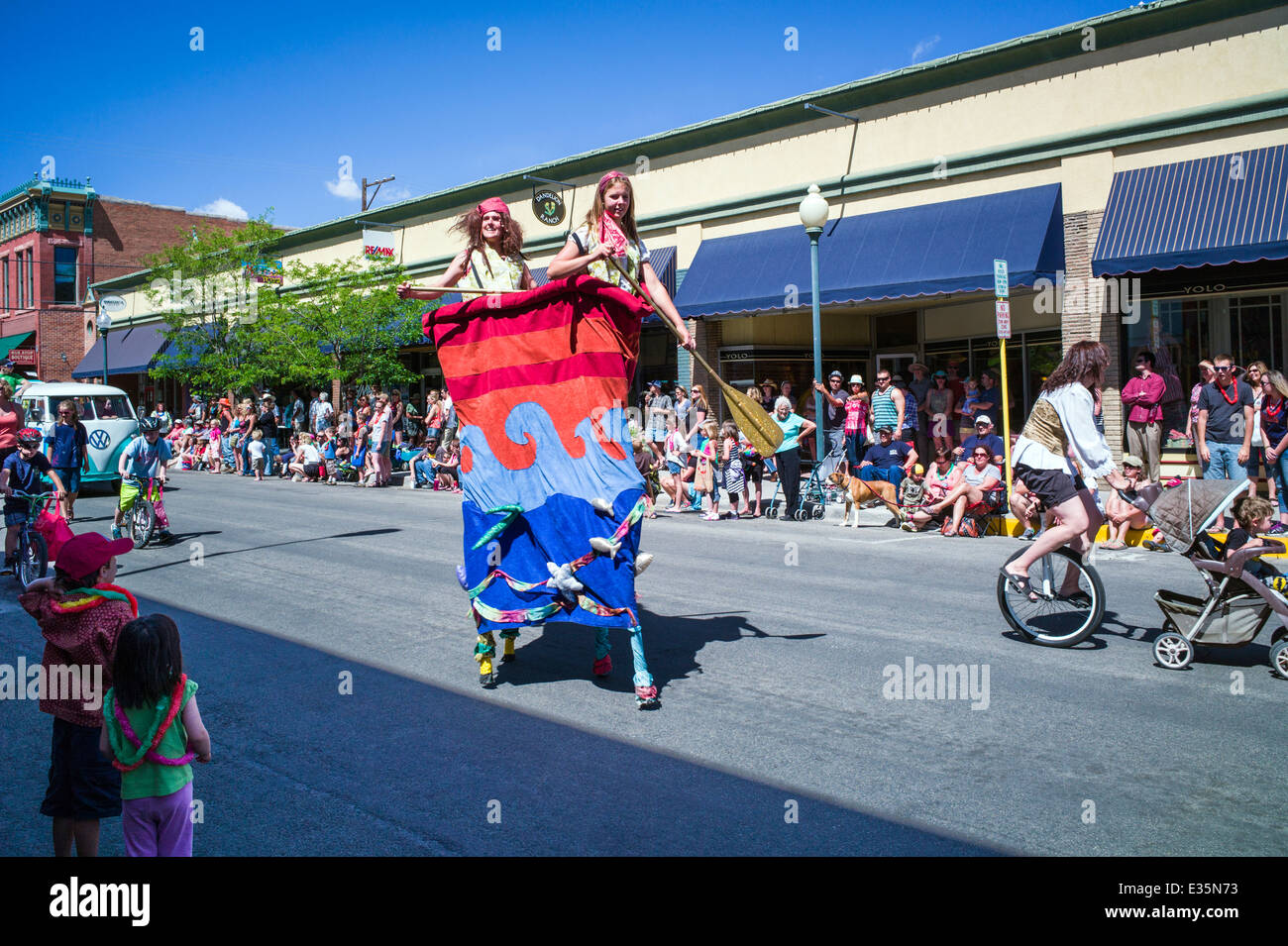 Les artistes de cirque sur pilotis au défilé annuel de FIBark dans petite ville de montagne de Salida, Colorado, USA Banque D'Images