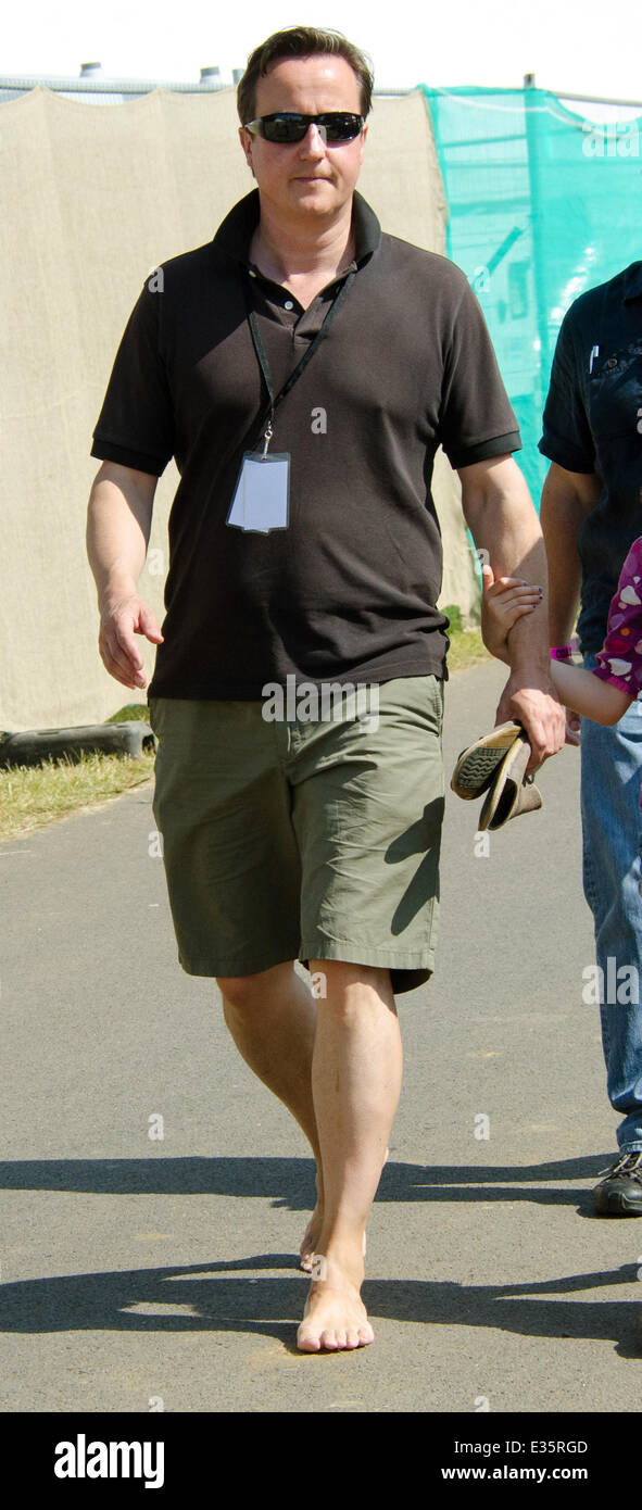 Le Premier ministre britannique, David Cameron, promenades au barefoot Cornbury Festival de musique au Great Tew Estate, Chadlington, Oxfordshire. 6 juillet 2013. Avec : David Cameron Où : Chadlington Oxfordshire, Royaume-Uni Quand : 06 août 2013 Banque D'Images