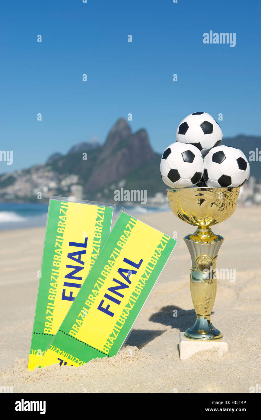 Le Brésil champion soccer trophy avec final billets plage Ipanema Rio de Janeiro Brésil Banque D'Images
