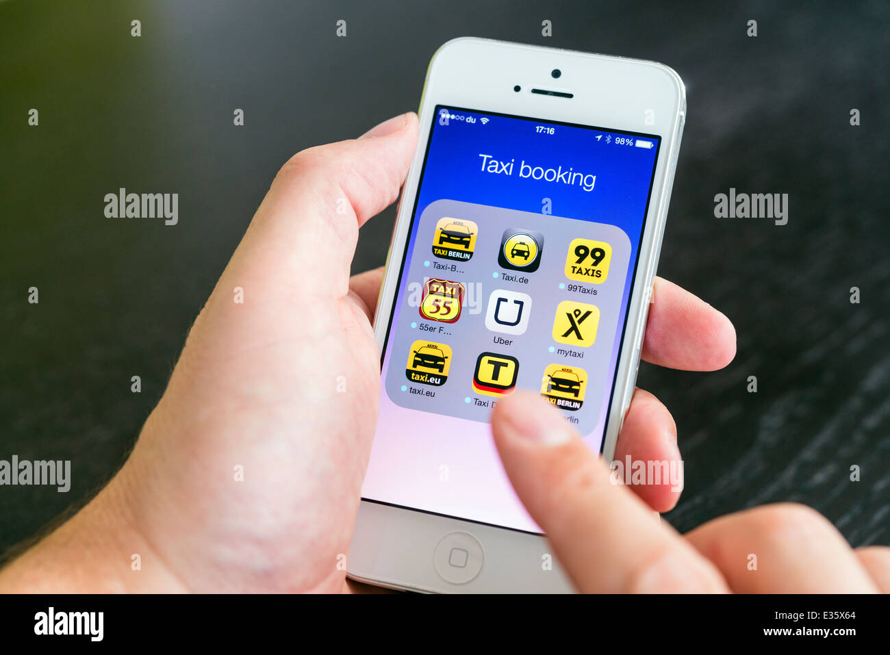Détail de l'écran de l'iPhone avec de nombreuses applications mobiles pour la réservation de taxis Banque D'Images