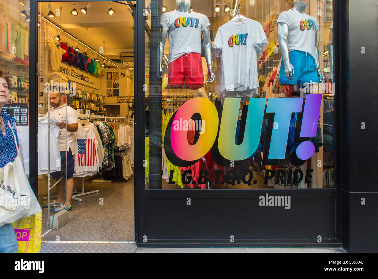 Paris, France, magasin de vêtements 'Amercian appareil', avec le marketing gay Pride signer le quartier gay du Marais, magasins, publicité LGBT Banque D'Images