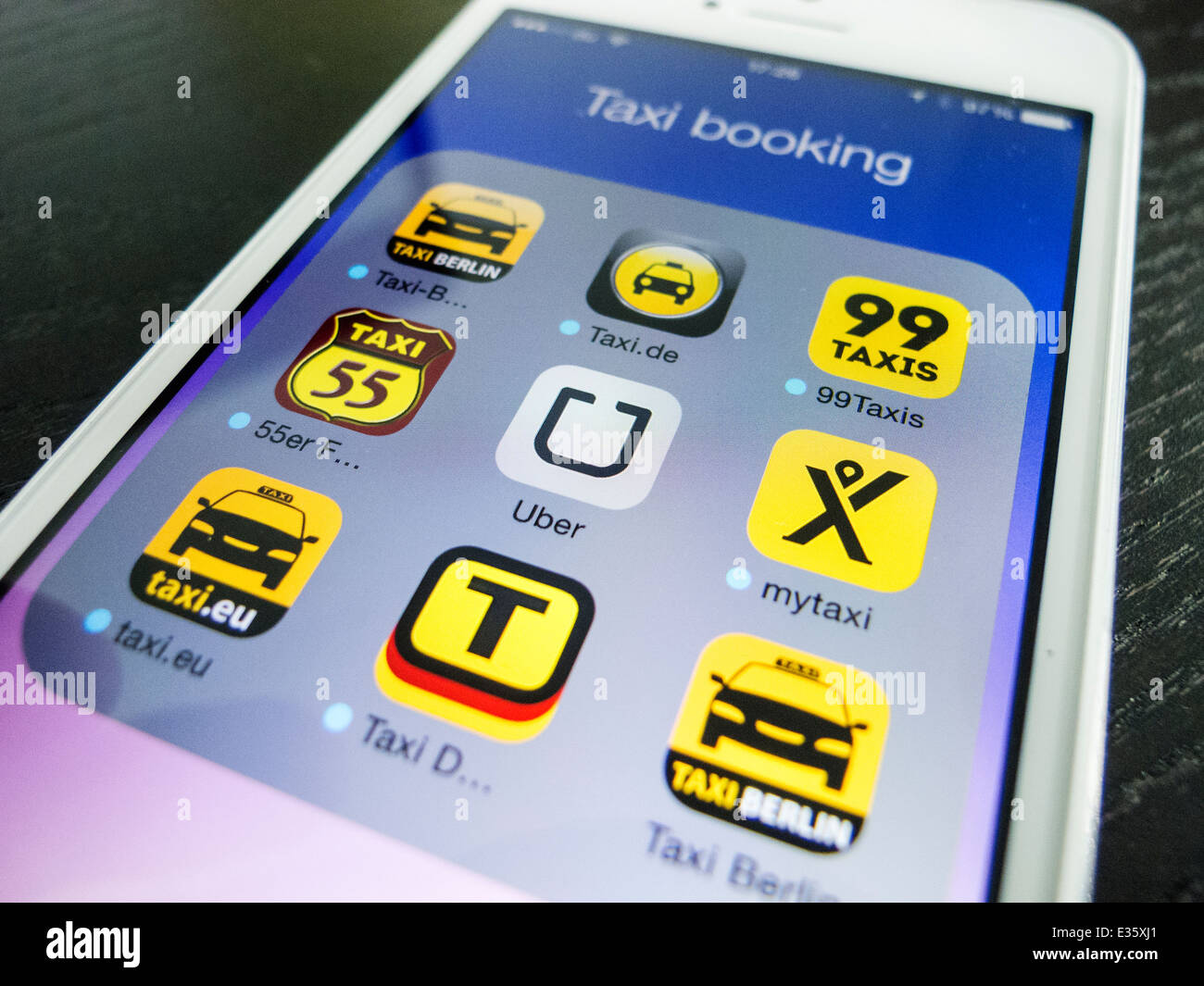 Détail de l'écran de l'iPhone avec de nombreuses applications mobiles pour la réservation de taxis Banque D'Images