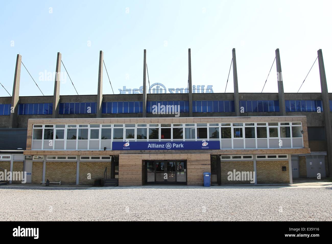 Après l'expulsion de squatters roumaine à l'ancien Club de Football de Hendon, les voyageurs se sont installés dans un champ près de la masse des Sarrasins de Allianz Park, anciennement connu sous le nom de Stade Copthall Où : London, Royaume-Uni Quand : 08 août 2013 Banque D'Images